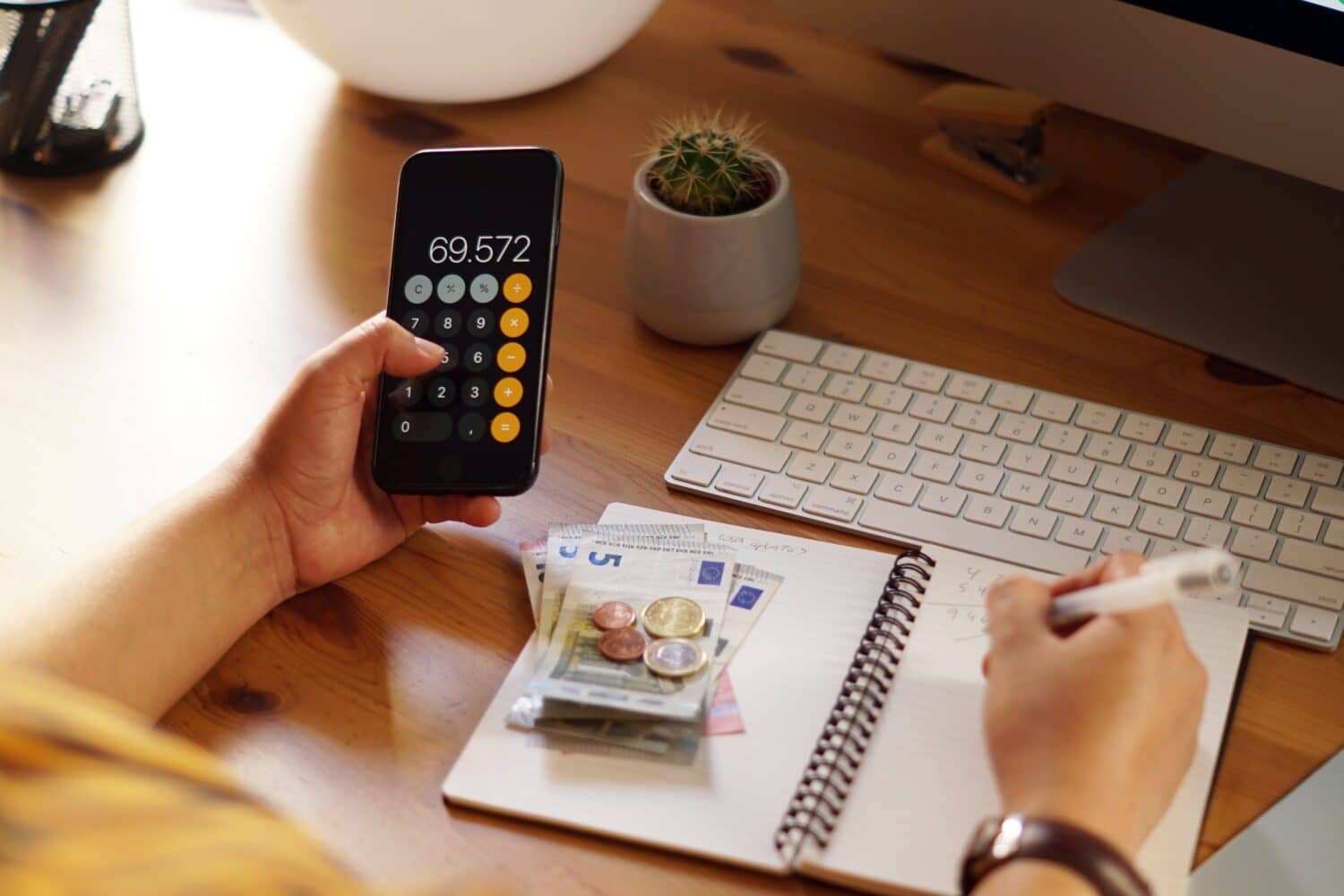 Berechnung von Hausbau- oder Kaufkosten mit Smartphone, Bargeld und Notizen – Überblick über finanzielle Aspekte