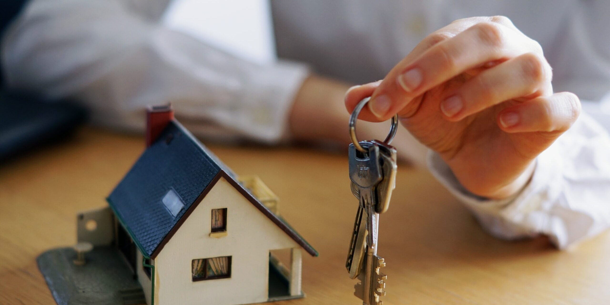 nahaufnahmeaufnahme-einer-person-die-daran-denkt-ein-haus-zu-kaufen-oder-zu-bauen